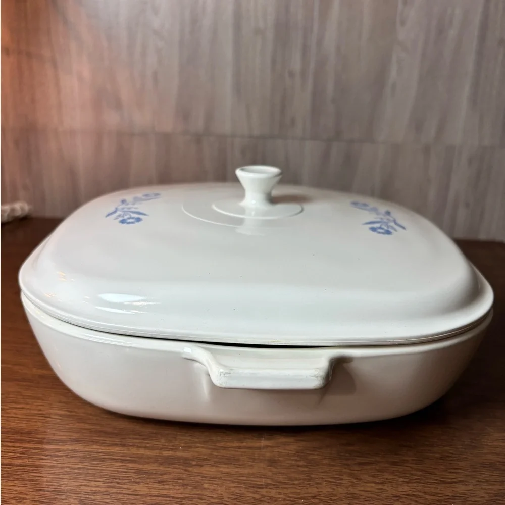 Corningware Pyroeeam Cornflower Blue Covered Casserole Blue Floral Rare B-10
